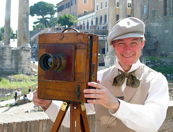 Mann präsentiert eine alte Kamera