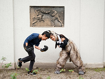 Zwei Jugendliche stellen die Kampfszene eines Gemäldes nach