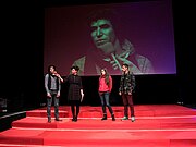 Vier Jugendliche stehen auf der Bühne