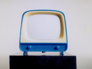 Ein kleiner blauer Fernseher aus Kunststoff ohne Bildschirm.