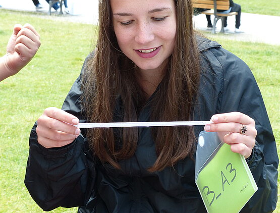 Eine Jugendliche nimmt an der Smartphone-Rallye von Stattreisen teil.