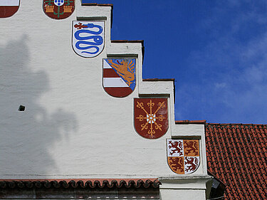 Wappen über dem Burgtor