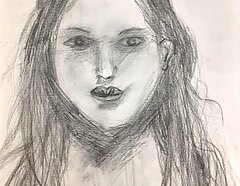 Bleistiftzeichnung auf Papier: Ein Portrait von einem Mädchen mit langen Haaren, die den Betrachter direkt anblickt.