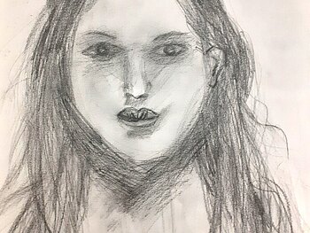Bleistiftzeichnung auf Papier: Ein Portrait von einer Frau mit langen Haaren, die den Betrachter direkt anblickt.
