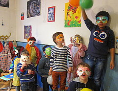 Kinder mit selbstgemachten Masken