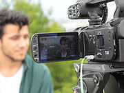 Ein Jugendlicher wird gefilmt