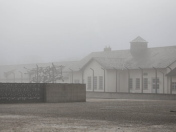 Die KZ-Gedenkstätte Dachau bei Nebel.