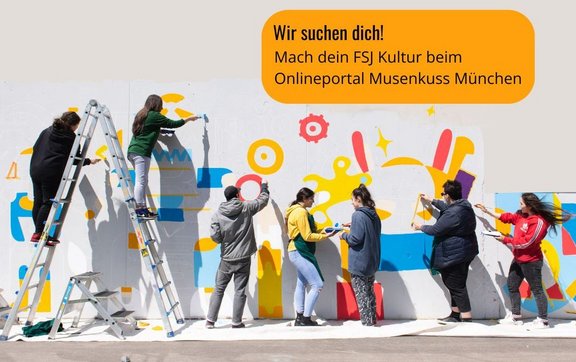 Über ein Foto von Jugendlichen, die ein Graffiti gestalten, wurde am Computer geschrieben: "Wir suchen dich!  Mach dein FSJ Kultur beim Onlineportal Musenkuss München". Unter dem Foto steht noch: "Einblick in die Münchner Kulturszene | nettes Team| Onlineredaktion und Social Media | direkt am Marienplatz"  