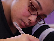 Ein Mädchen nimmt Teil am kreativen Schreiben und formuliert einen Text