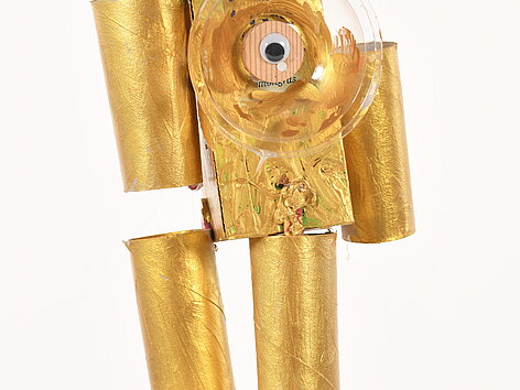 Roboter aus golden angesprühten leeren Klopapierrollen