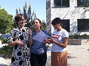 Das Bild zeigt drei Mädchen* während einer open Air Probe im Sommer 2020