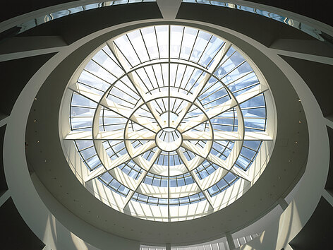 Pinakothek der Moderne Decke mit großen Fenstern
