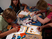 Kinder basteln und malen in der Villa Stuck