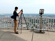 Ein Jugendlicher bedient eine Filmkamera