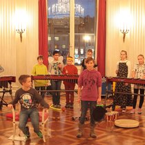 Kinder musizieren und tanzen