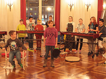 Kinder musizieren und tanzen