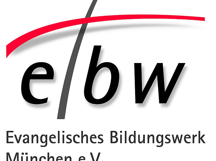 Das Logo zeigt drei kleine schwarze Buchstaben hintereinander ebw. Über den Buchstaben verläuft ein roter Bogen.
