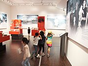 Eine Gruppe Kinder erkundet das Sudetendeutsche Museum