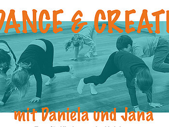 Kinder bewegen sich auf Händen und Füßen durch einen Raum. Bild ist blau eingefärbt. Text "Dance&Create mit Daniela und Jana" überlagert zum Teil das Bild. 