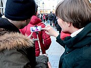 Zwei Jugendliche drehen einen Film mit Selfiestick und Handy