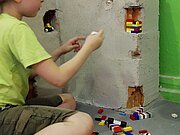 Risse und Löcher mit Lego befüllen