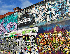 viele Graffiti- Gemälde auf Containern