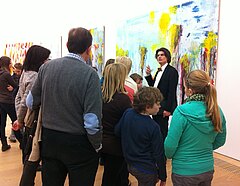 Eine Gruppe bekommt ein Gemälde von ihrem Guide im Museum Brandhorst erklärt