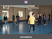 Eine Gruppe junger Schüler*innen studiert – gemeinsam mit dem 5elements-Tanz-Coach - eine Tanzchoreographie in einer Schulturnhalle ein.