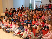 Kinder schauen gespannt in Richtung Bühne