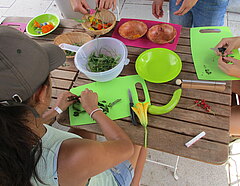 Kinder bereiten Essen aus dem Gemeinschaftsgarten vor