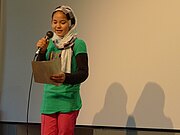Ein Mädchen stellt ihr Gedicht beim Poetry-slam vor