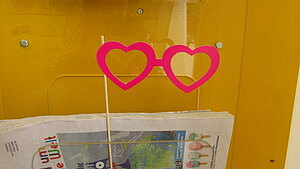 	Papierbrille mit herzförmigen Gläsern 