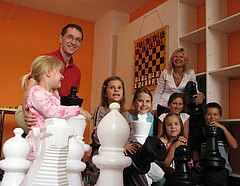 Junge Kinder spielen mit Überdimensionalen Figuren Schach