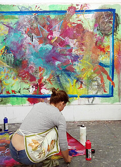 Künstlerin arbeitet im Atelier an einem neuen Kunstwerk