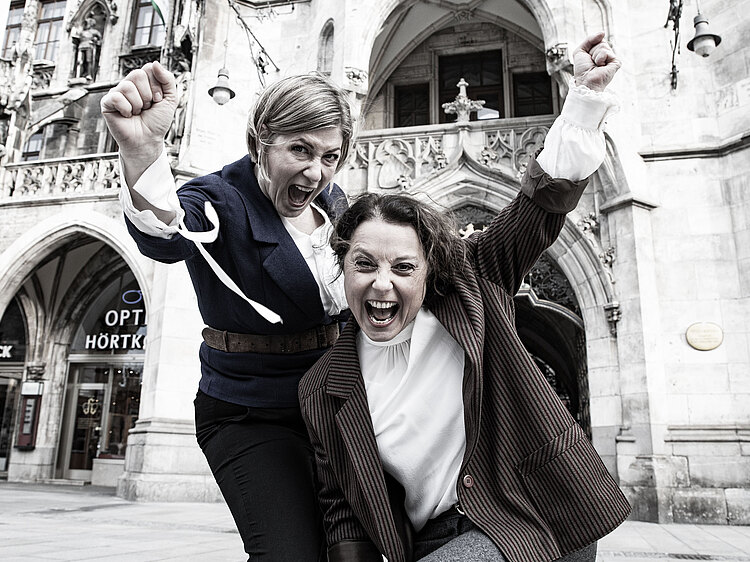 Die Schauspielerinnen Ines Honsel und Gabi Altenbach in einer Kampfpose