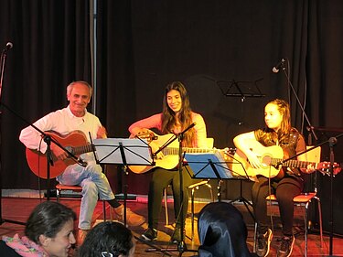 Drei Musiker performen zusammen auf der Bühne