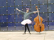 Der Schauspieler posiert mit seinem Cello