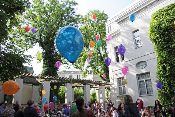 Die Villa Stuck von außen mit Luftballons  