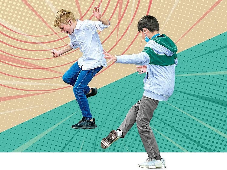 Zwei Jungen tanzen jeweils auf einem Bein und lachen dabei. Sie sind vor einem grafischen Hintergrund mit Punkten und verschiedenen Farben platziert.