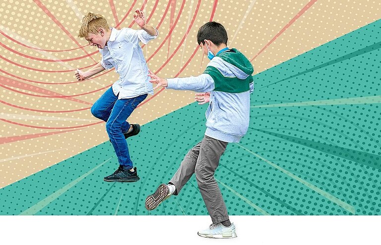 Zwei Jungen tanzen jeweils auf einem Bein und lachen dabei. Sie sind vor einem grafischen Hintergrund mit Punkten und verschiedenen Farben platziert.  