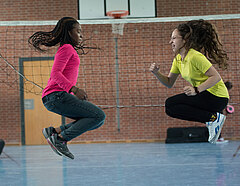 Zwei Mädchen springen in die Luft
