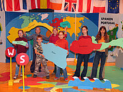 Mehrere Kinder präsentieren unterschiedliche europäische Länder