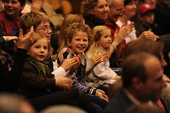 Kinder im Publikum bei einem Auftritt der Münchner Philharmoniker