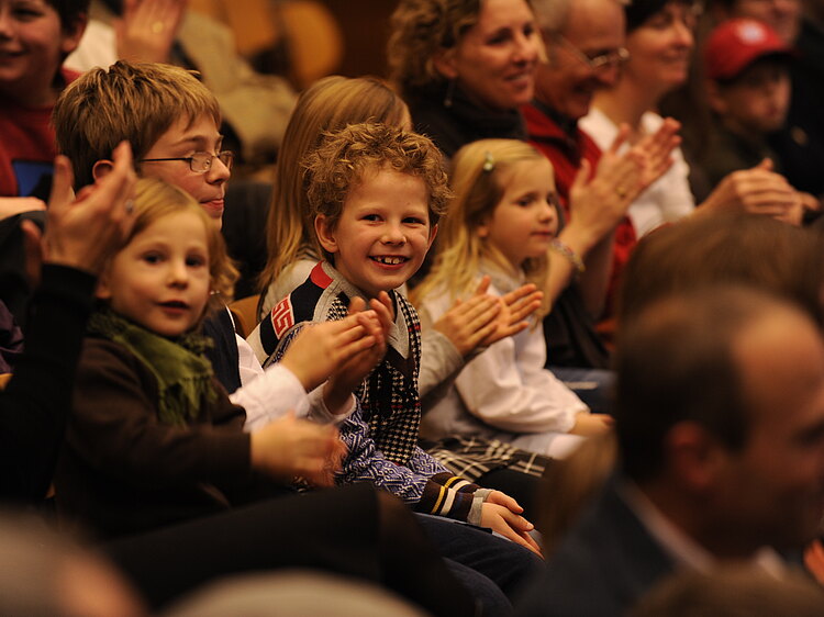 Kinder im Publikum bei einem Auftritt der Münchner Philharmoniker