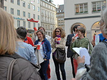 Eine Gruppe mit Teilnehmern an der Lügentour steht im Kreis