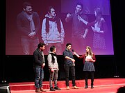 Vier Jugendliche stehen auf der Bühne