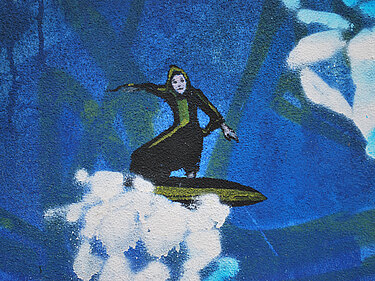 Graffiti zweigt ein Münchner Kindl auf einem Surfboard