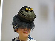 Junge trägt Tüll und Baumwollstoffe auf dem Kopf