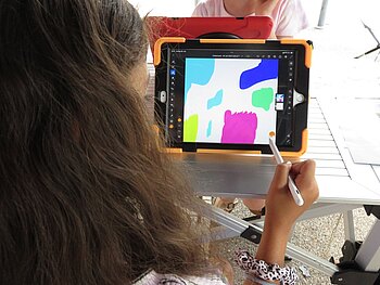 Mädchen zeichnet digitale Kunst am Tablet