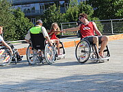 Rollstuhlfahrer spielen ein Spiel